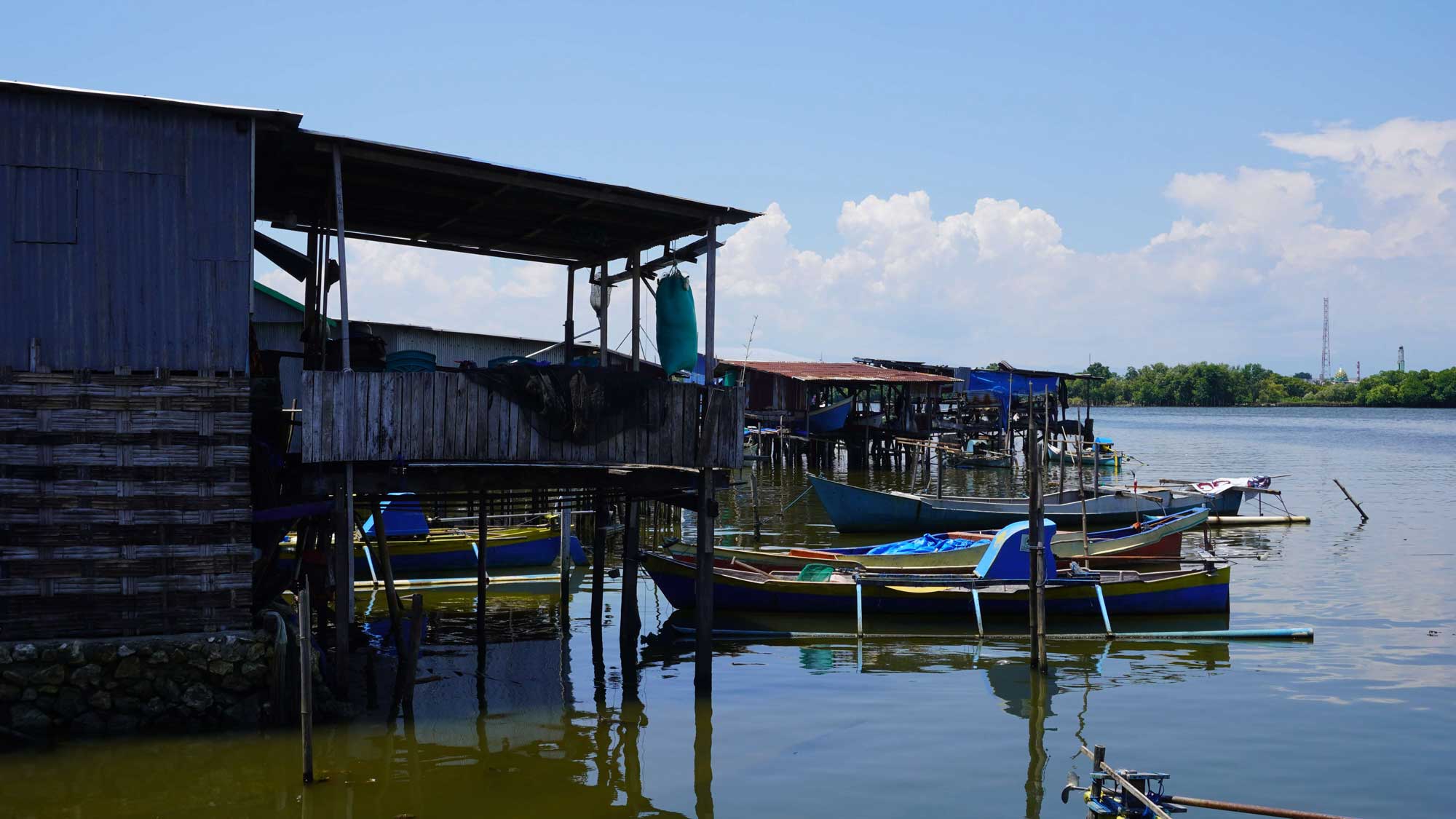 Communities-living-in-coastal-areas-of-Indonesia-live-on-houses-with-stilts-to-stay-above-water.-Photo-credit_-Kota-Kita_Melania-Alvianti