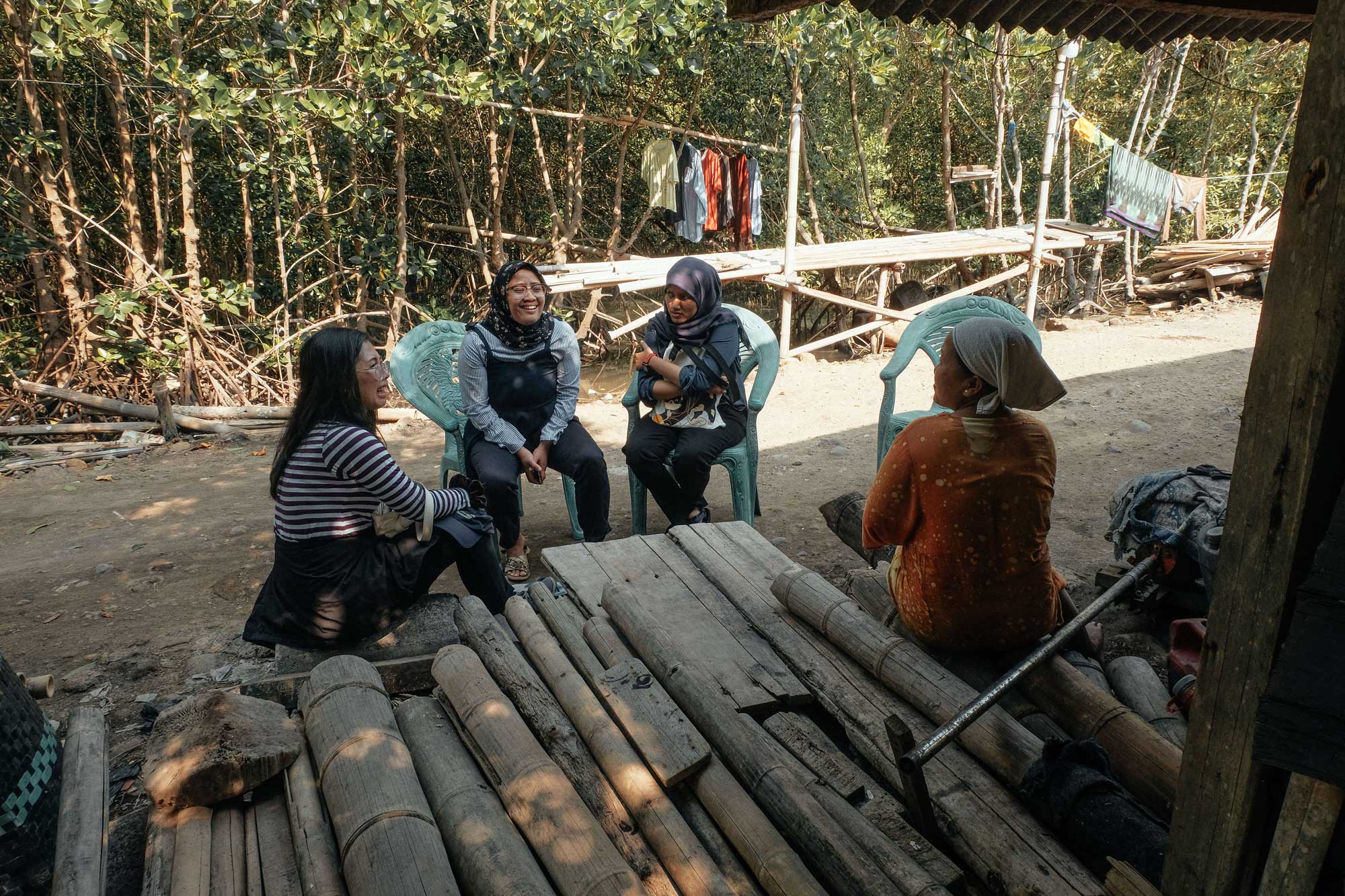 Kota-Kita-staff-members-interviewing-with-a-local-resident-of-a-flooding-prone-area.-Photo-credit_-Kota-Kita_Angga-Bakti