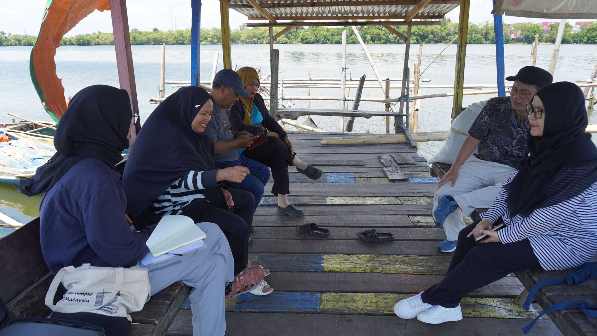 Kota-Kita-staff-members-interviewing-women-in-coastal-areas-in-Makassar.-Photo-credit_-Kota-Kita_Melania-Alvianti